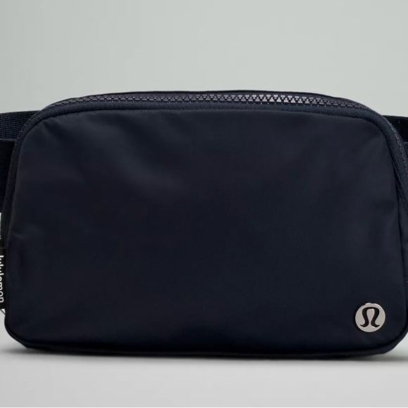 Lululemon Fanny pack new with out tags - Picture 3 of 7